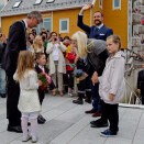 The Royal Highnesses are greeted with flowers by Lærke Rekkedal og Linus Nygård, as well as the Mayor of Fosnavåg  (Photo: Stian Lysberg Solum / NTB scanpix)